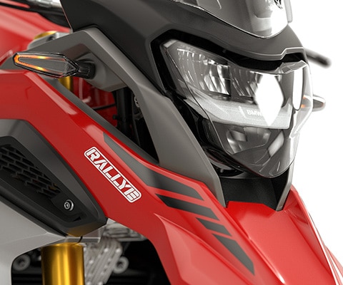 We see the LED headlights with daytime running light of the G 310 GS.