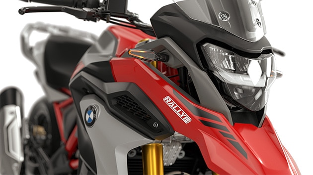 We see the LED headlights with daytime running light of the G 310 GS.