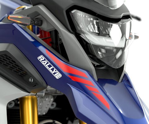 We see the LED headlights with daytime running light of the G 310 GS.