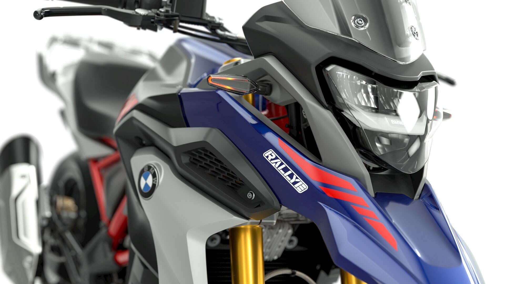 We see the LED headlights with daytime running light of the G 310 GS.