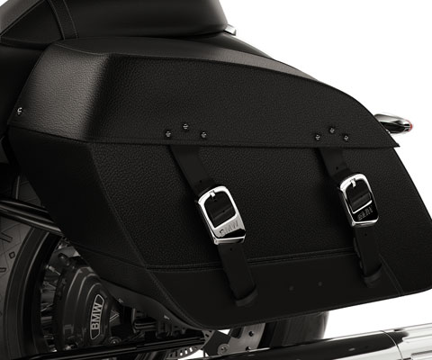 We see the softbags of the R 18 Classic.