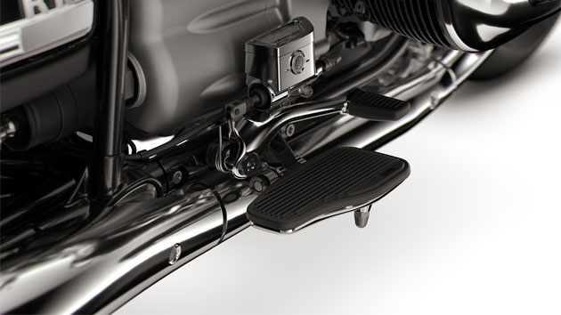 We see the step of the R 18 Classic.