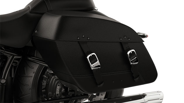 We see the softbags of the R 18 Classic.