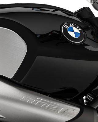 We see the tank with snorkel cover of the R nineT.