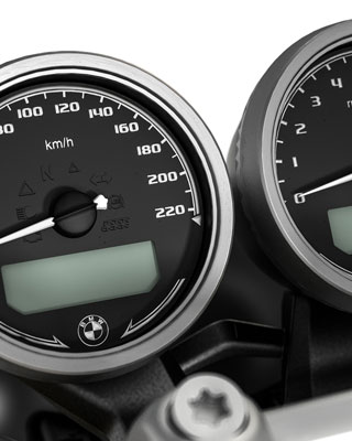 We see the dual round instrument of the R nineT.