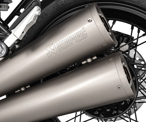 We see the dual-flow exhaust system of the R nineT.