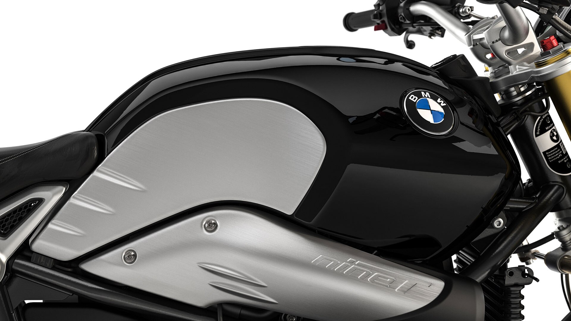 We see the tank with snorkel cover of the R nineT.