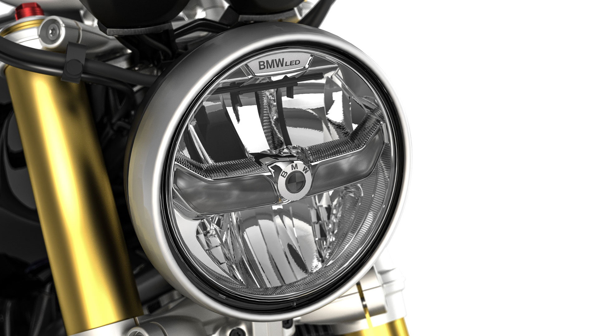 We see the LED headlights of the R nineT.