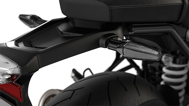 We see the LED turn signal of the R nineT.