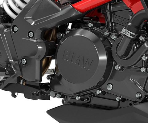 We see the titanium grey engine of the G 310 R.