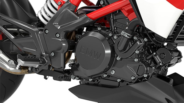 We see the titanium grey engine of the G 310 R.