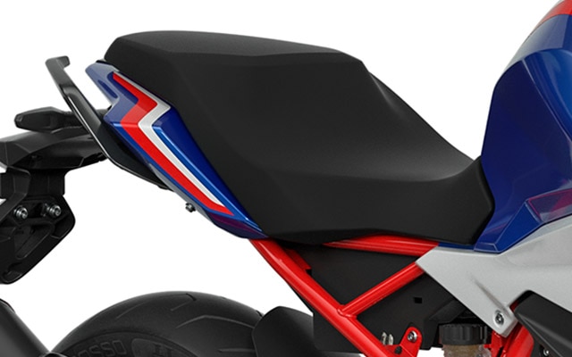 We see the ergonomic seat of the G 310 R.