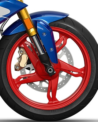 We see the aluminium cast wheel of the G 310 R.