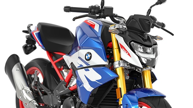 We see the standard LED headlights and indicators of the G 310 R.
