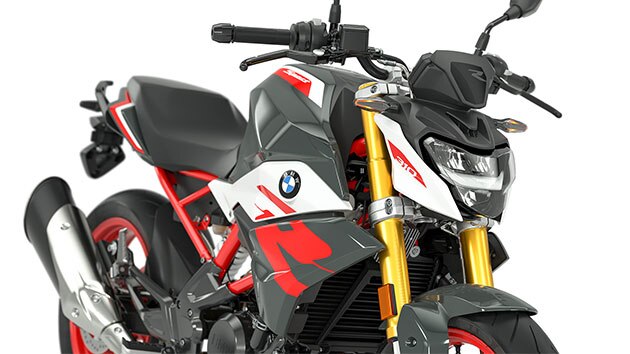 We see the standard LED headlights and indicators of the G 310 R.