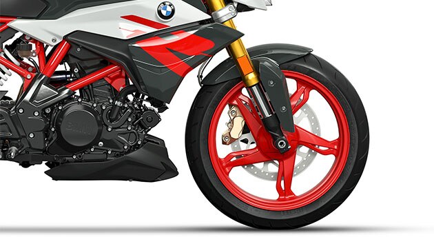 We see the aluminium cast wheel of the G 310 R.