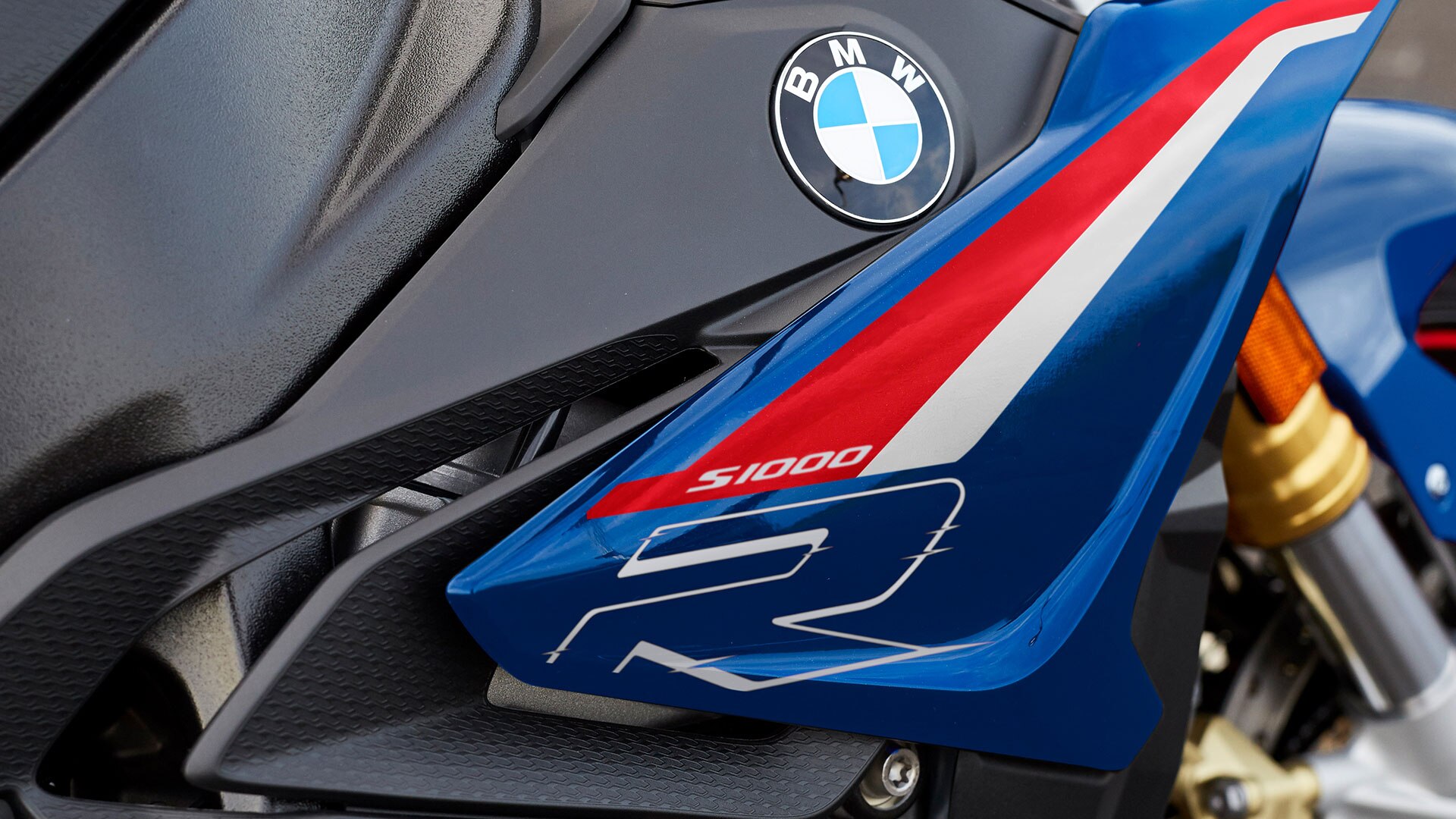 S 1000 R "R" logo