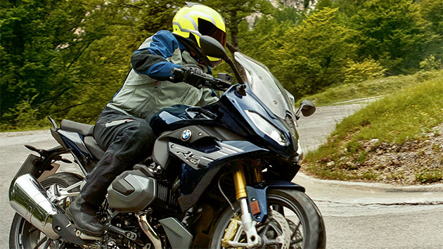 R 1250 RS in a curve