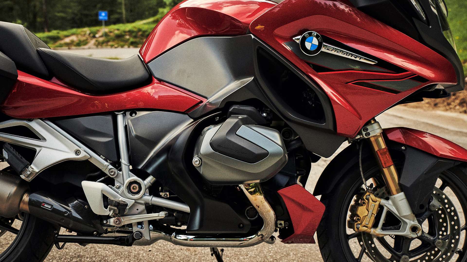 View of the cylinder head cover of the BMW R 1250 RT with ShiftCam model inscription